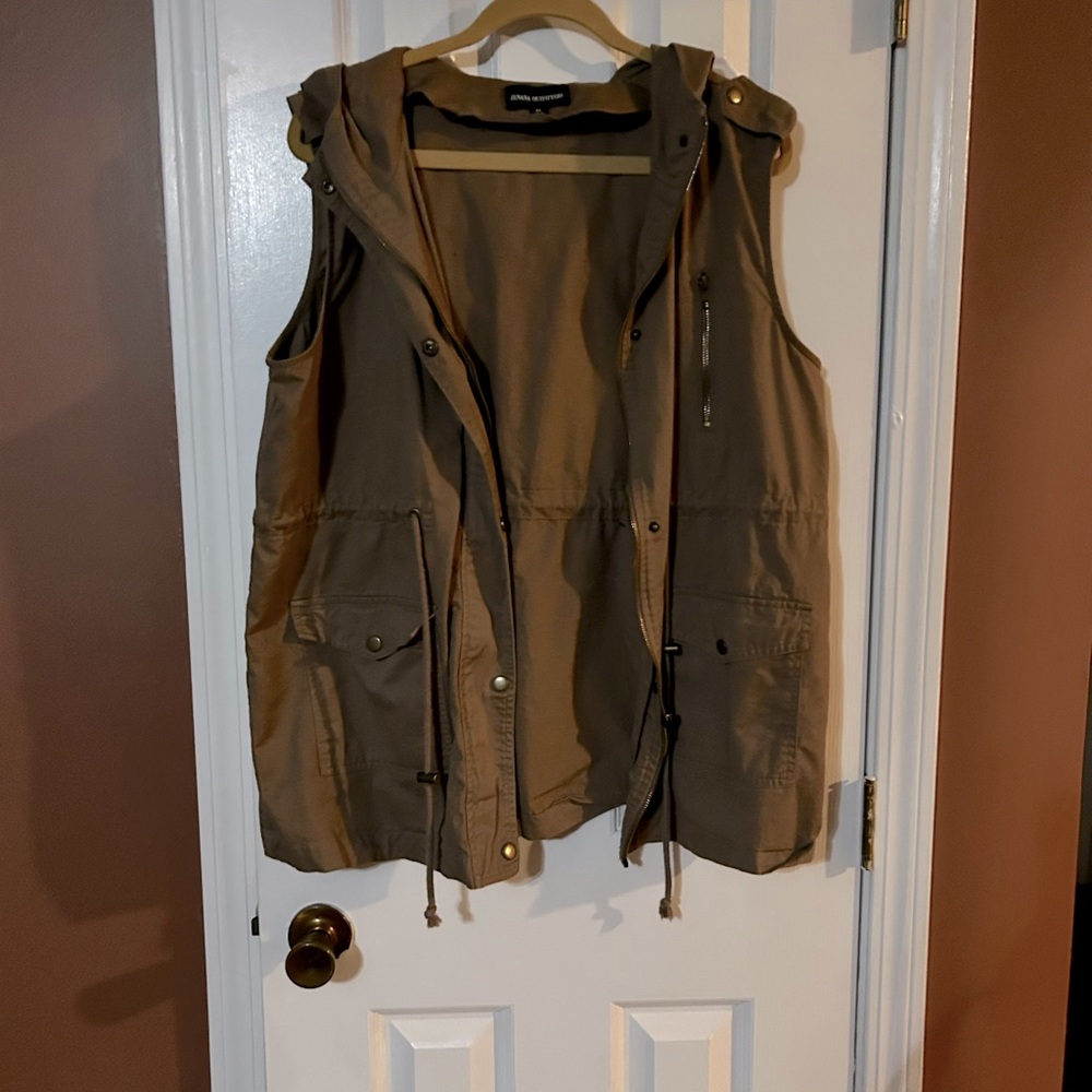 Utility cargo vest, jacket. Sz xl camel color. Hooded, drawstring waist.